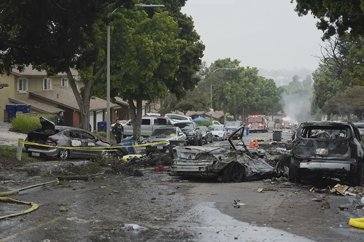 Tragedia en San Diego: Avionazo en zona residencial deja varios muertos | Videos