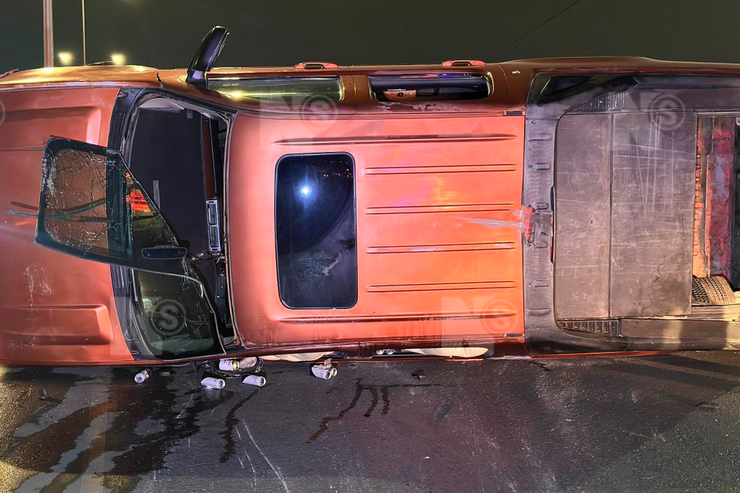 Infiel borracho vuelca camioneta huyendo de su esposa