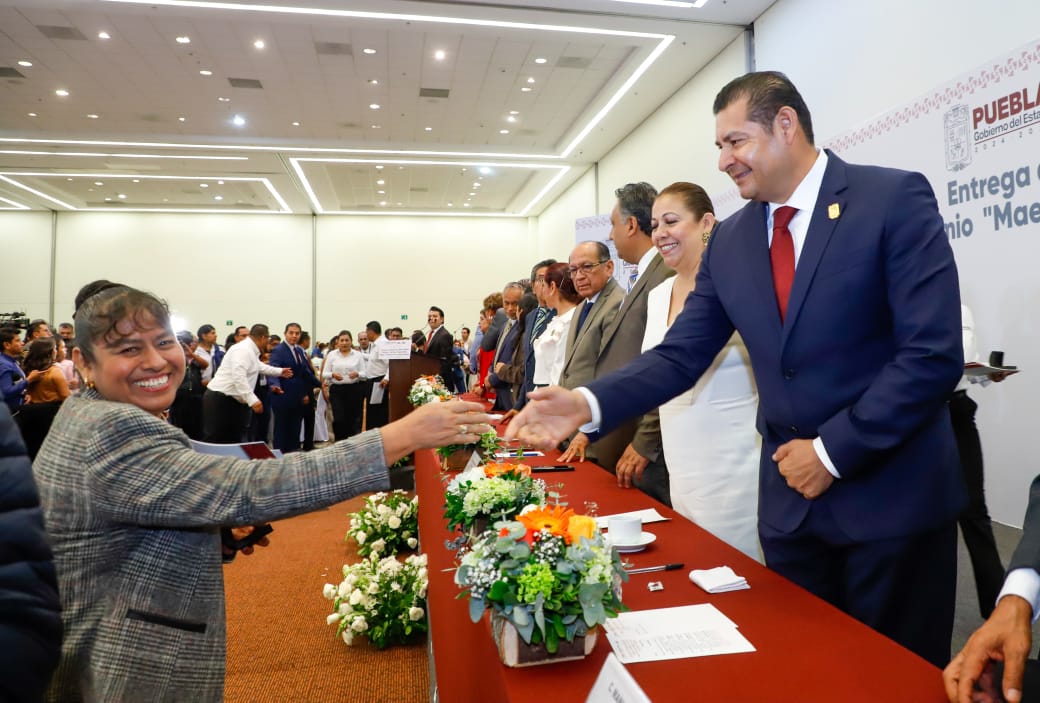 Armenta honra a docentes y transforma escuelas