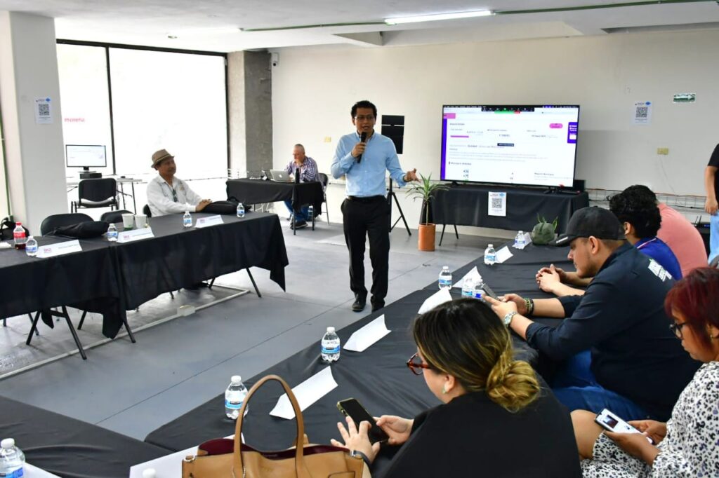 De igual forma, se contó con la supervisión del personal del Instituto Nacional Electoral (INE); del Ente Auditor acudió un representante de la FES Aragón de la Universidad Nacional Autónoma de México (UNAM); así como integrantes del Comité Técnico Asesor del PREP (COTAPREP). Además, estuvieron presentes la Consejera Electoral, María de Lourdes Fernández Martínez; la Consejera Electoral, Maty Lezama Martínez; y las representaciones de los Partidos Políticos como, Acción Nacional, Revolucionario Institucional, del Trabajo, Verde Ecologista de México y Morena. En cuanto a la ejecución del segundo simulacro del PREP se realizaron todas las fases del Proceso Técnico Operativo, como son: toma fotográfica con PREP Casilla, acopio, digitalización de las Actas PREP en los Centros de Acopio y Transmisión de Datos mediante escáner y dispositivo móvil, así como la captura, verificación, cotejo, publicación y empaquetado de Actas. Como parte de las actividades, en el Centro de Captura y Verificación (CCV) central, así como en el secundario, se provocó el corte del enlace principal de internet para habilitar el funcionamiento del enlace de respaldo; así como, un corte en el suministro de la energía eléctrica para poner en funcionamiento la planta alterna de energía, en el CCV central. Después, integrantes del Consejo General del OPLE Veracruz y representaciones partidistas se trasladaron al Consejo Municipal de Emiliano Zapata, donde se realizó el mismo procedimiento de corte de luz durante 10 minutos, para probar el funcionamiento de la planta de energía. Cabe destacar que, los cortes de energía e internet también se realizaron en los 212 centros PREP en cada una de las demarcaciones, esto para comprobar las herramientas de respaldo del día de la Jornada Electoral. En cuanto al Sistema de Cómputos, la Comisión Permanente de Capacitación y Organización Electoral dio seguimiento al simulacro, en el que también participaron los consejos municipales. Por último, las actividades fueron ejecutadas por el Tercero encargado de auxiliar en los trabajos de diseño, implementación y operación del PREP, Grupo Proisi S.A. de C.V., la Unidad Técnica de Servicios Informáticos del OPLE Veracruz y los consejos municipales de todo el Estado, junto con la Dirección Ejecutiva de Organización Electoral, así como la Dirección Ejecutiva de Capacitación Electoral y Educación Cívica.
