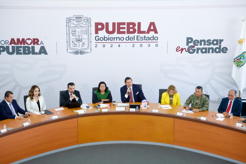 En la #MañaneraDePuebla📺📻🎙️, platicamos sobre:✅ Apoyo histórico al Campo. 🌱🚜✅ Programa de Obra Comunitaria. 🛣️✅ Programa Estatal de Mantenimiento. 🚧✅ Alianza Estratégica con Empresarios. 🫱🏼‍🫲🏼La transformación de Puebla continúa avanzando, de la mano de nuestra… pic.twitter.com/e2N9MVTKAn— Alejandro Armenta (@armentapuebla_) May 26, 2025