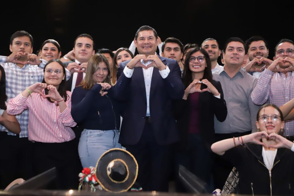 Con más de 1,500 jóvenes reunidos, el gobernador Armenta refuerza su visión de un gobierno que piensa y construye con las nuevas generaciones.