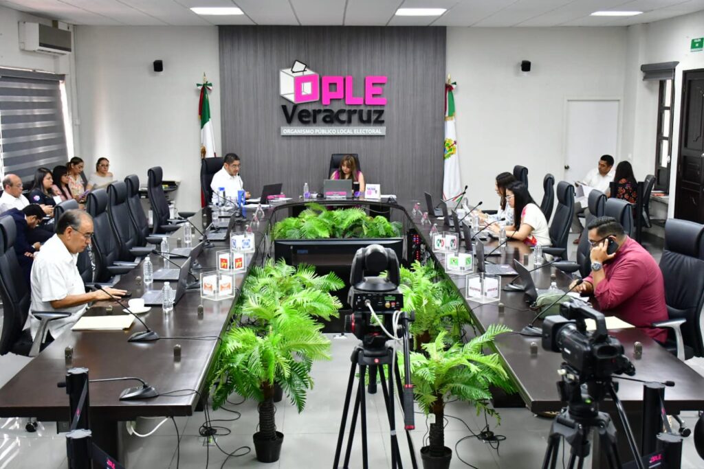 Xalapa, Veracruz, 22 de mayo de 2025. En sesión extraordinaria, el Consejo General del Organismo Público Local Electoral del Estado de Veracruz (OPLE Veracruz) aprobó la designación de diversas personas funcionarias de los Consejos Municipales, producto de las vacantes generadas, para el Proceso Electoral Local Ordinario 2024-2025. Como resultado de este Acuerdo, se notificaron los cambios a los consejos municipales de Banderilla, Tuxpan, Coatzacoalcos, Poza Rica, Jalacingo, Hueyapan de Ocampo, Otatitlán, Las Choapas, Cotaxtla, Tehuipango, Cuichapa, Xalapa, Tampico Alto, Zentla, Tenampa, Papantla, Tempoal, Pánuco y Cazones de Herrera, la mayoría correspondientes a cargos de suplencias. En otro punto del orden del día, las y los integrantes del Consejo General del OPLE Veracruz resolvieron los procedimientos de remoción con números de expediente, CG/SE/DEAJ/PR/045/2025 y CG/SE/DEAJ/PR/PRI/046/2025. También, en sesión urgente, el Consejo General del Organismo aprobó la designación de diversas personas funcionarias de los Consejos Municipales de Cuichapa y Miahuatlán, producto de las vacantes generadas. Por último, el Consejo General del OPLE Veracruz realizó el acto protocolario de toma de protesta a Itzel Monserrat Zambrano Enríquez, como Consejera Presidenta del Consejo Municipal de Cuichapa.