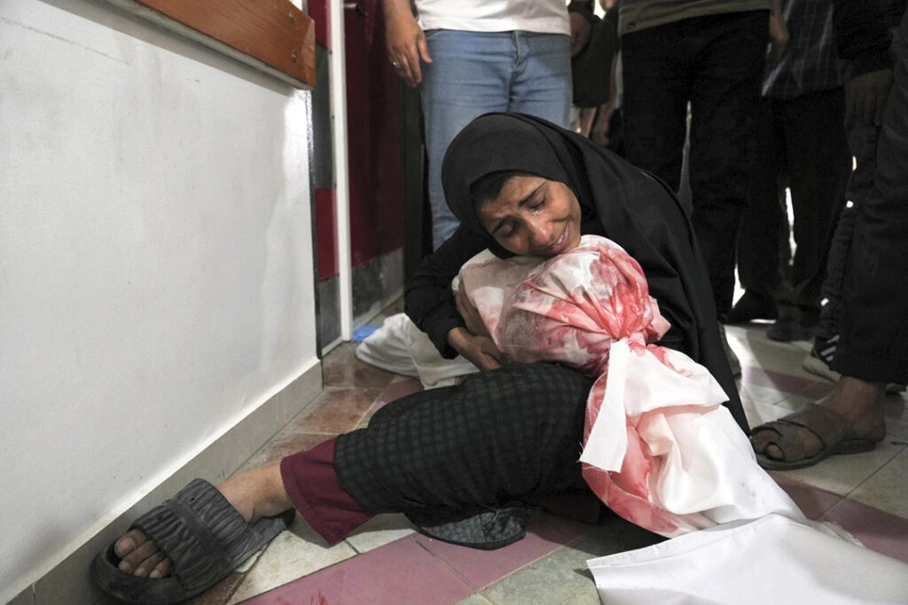 Franja de Gaza. La ofensiva aérea israelí sobre Gaza volvió a teñir de luto al enclave palestino. Al menos 70 personas —incluidos 22 niños— murieron el miércoles tras intensos bombardeos en el norte y sur del territorio, según informaron hospitales locales y autoridades sanitarias. La tragedia ocurrió apenas un día después de que el primer ministro israelí, Benjamin Netanyahu, declarara que “no había manera” de detener la operación militar antes de aniquilar a Hamás. Solo en Jabaliya, una zona densamente poblada al norte de Gaza, se registraron más de 50 muertos. Equipos de rescate intentaban extraer cuerpos de entre los escombros, iluminados por la tenue luz de celulares. Mientras tanto, el Ejército israelí advirtió que intensificará su ofensiva para “destruir a Hamás”. La comunidad internacional observa con creciente alarma. Emmanuel Macron condenó con dureza el bloqueo israelí que impide el ingreso de ayuda humanitaria. “Es una vergüenza. Lo que Netanyahu está haciendo es inaceptable”, dijo el presidente francés en cadena nacional. La situación humanitaria es devastadora. Según la ONU, más del 60% de los comedores sociales ya cerraron por falta de suministros. La desnutrición infantil crece de forma acelerada y miles de niños podrían morir en las próximas semanas si no se restablece el flujo de ayuda. Desde el inicio de la guerra en 2023, más de 52.000 palestinos han muerto, en su mayoría civiles. El bloqueo ha paralizado la producción local de alimentos y desplazado al 90% de la población de Gaza. A pesar del reciente gesto de Hamás al liberar a un rehén, la esperanza de un alto al fuego se disuelve entre cráteres y cenizas. Mientras tanto, Netanyahu promete “gran fuerza” en los próximos días. Israel afirma haber atacado centros de comando de Hamás, incluso bajo hospitales, aunque las consecuencias colaterales para la población civil son cada vez más catastróficas.