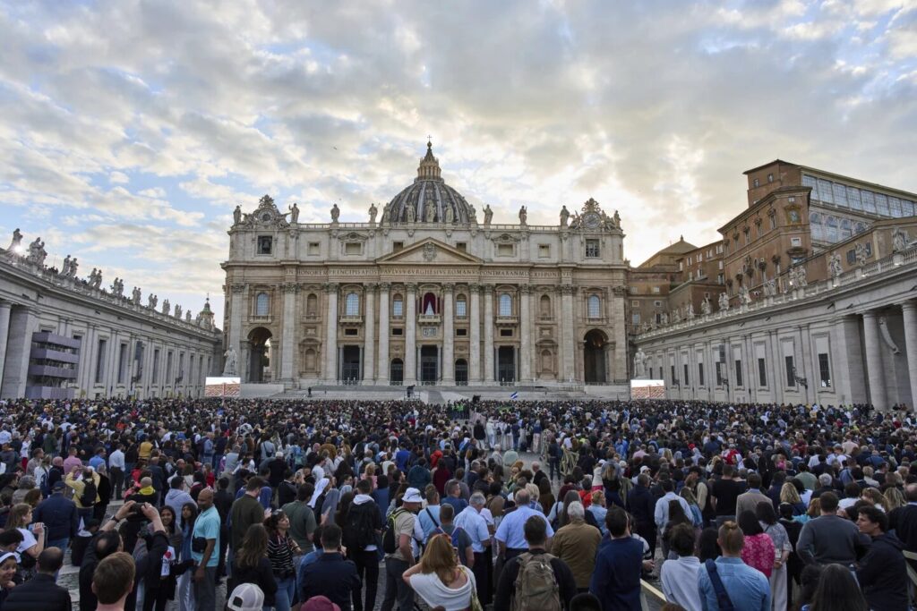 Black smoke emerged from the chimney over the Sistine Chapel at 21:00 on Wednesday evening, signalling that a first ballot has been held at the conclave and has concluded without the election of a Pope.https://t.co/hlmAJdskTO pic.twitter.com/AKxuUbDK2g— Vatican News (@VaticanNews) May 7, 2025