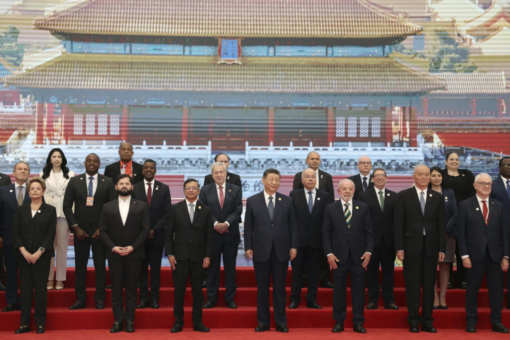 Pekín lanza un mensaje claro al mundo: mientras la confrontación geopolítica sube de tono, China extiende su mano (y su billetera) a América Latina. Durante la inauguración del IV Foro Ministerial China-CELAC en Pekín, el presidente Xi Jinping anunció un paquete de créditos por 66.000 millones de yuanes —unos 9.200 millones de dólares— destinados al desarrollo de los países de América Latina y el Caribe. La movida busca consolidar una relación estratégica en momentos de creciente tensión global y proteccionismo económico. “Solo a través de la unidad y la cooperación se puede alcanzar la paz y la prosperidad mundial”, sostuvo Xi, en un discurso cargado de críticas implícitas hacia Estados Unidos. Su mensaje llega justo cuando Washington, bajo el liderazgo de Donald Trump, retoma una ofensiva arancelaria que ha sacudido los mercados internacionales. China, que ya cuenta con un comercio superior a los 500.000 millones de dólares con la región —40 veces más que a inicios de siglo—, parece decidida a acelerar su influencia. Esta nueva inyección de crédito es solo una pieza más del ambicioso tablero geopolítico asiático. Entre los asistentes al foro destacan los presidentes de Brasil, Chile y Colombia, este último con intenciones claras: Gustavo Petro busca firmar una carta de intención para que su país se una al colosal programa de infraestructura de la Franja y la Ruta, al que ya pertenecen dos tercios de las naciones latinoamericanas. Mientras Washington levanta muros comerciales, Pekín tiende puentes financieros. ¿Se avecina un nuevo orden en el hemisferio?