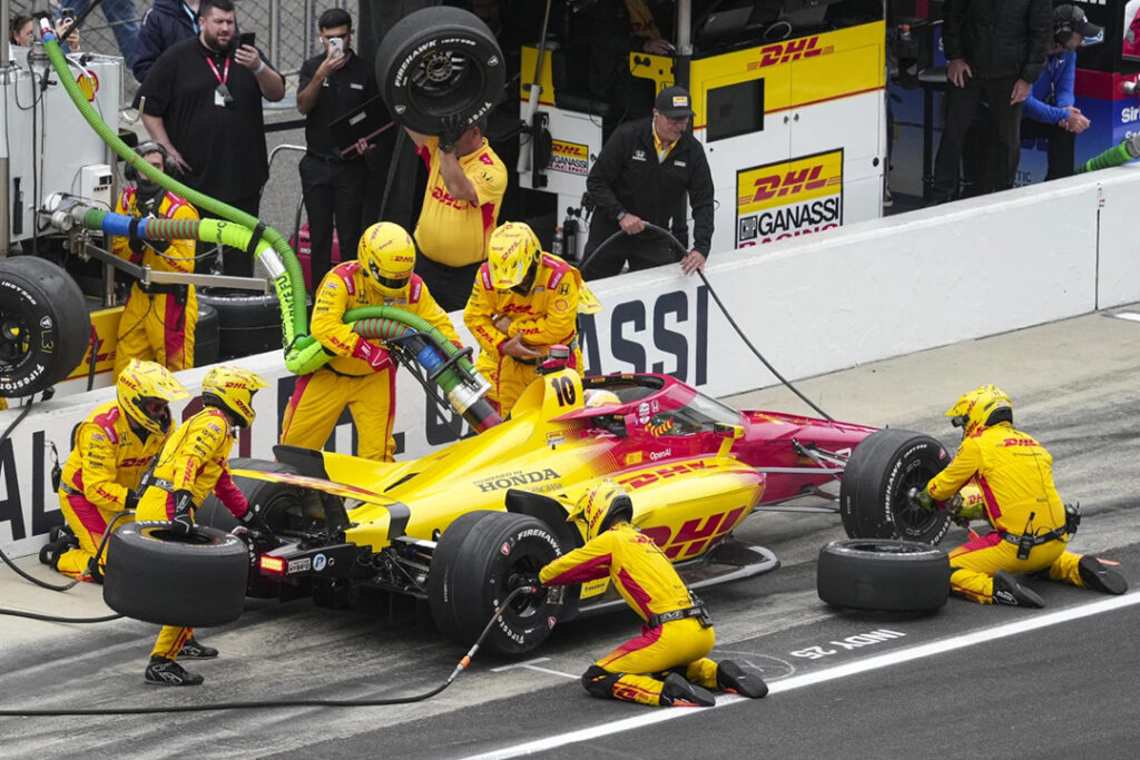 Indianápolis, 26.05.2025 – El automovilismo español ya tiene un nombre grabado en letras de oro: Alex Palou. Este domingo, el piloto de Chip Ganassi Racing hizo historia al convertirse en el primer español en ganar las 500 Millas de Indianápolis, la carrera más prestigiosa del mundo. La victoria no fue fácil. En las últimas vueltas, Palou superó a su excompañero Marcus Ericsson en un adelantamiento decisivo. "Me quitará el sueño", admitió Ericsson, subcampeón por segunda vez. Pero Palou, imparable esta temporada (4 victorias en 5 carreras), no dejó escapar su momento. La celebración fue épica: besó el ladrillo de la meta, brindó con leche (tradición en Indy) junto a su familia y hasta se subió al techo de una camioneta para vitorear ante 300,000 espectadores. "No lo puedo creer. ¡Qué día tan increíble!", dijo emocionado. Con este triunfo, Palou consolida su dominio en la IndyCar (3 títulos en 4 años) y se une a leyendas como A.J. Foyt. Su próximo reto: el cuarto campeonato. Mientras, Josef Newgarden (buscaba su tercer título consecutivo) quedó fuera por una falla mecánica.