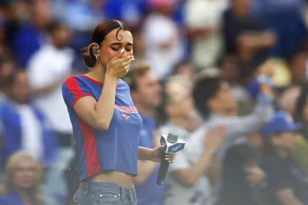 La cantante, de 30 años, declaró a The Associated Press: "Vi gradas llenas de familias latinas y supe que debía usar mi voz". Aunque los Dodgers negaron represalias, un empleado habría advertido a su manager que "no era bienvenida". La controversia profundiza tensiones históricas: en los años 50, familias latinas fueron desalojadas para construir el estadio en Chávez Ravine, y hoy la base fanática -mayoritariamente hispana- cuestiona inconsistencias. El bateador Kiké Hernández condenó en Instagram: *"No soporto ver nuestra comunidad destrozada", mientras celebridades como Becky G exigieron: *"Piensen quién llena su estadio". Incidentes recientes agravan el malestar: seguridad del recinto censuró camisetas con lemas como "Abolir ICE", pese a que el equipo emitió declaraciones sobre conflictos internacionales. Emeli Avalos, fanática expulsada por su indumentaria, cuestionó: *"¿Por qué hablan de Israel pero callan ante ICE?"**. Algunos aficionados promueven boicots, mientras otros condicionan su regreso a una postura clara del equipo. La comunidad espera: ¿Los Dodgers honrarán su legado inclusivo o priorizarán el silencio político?