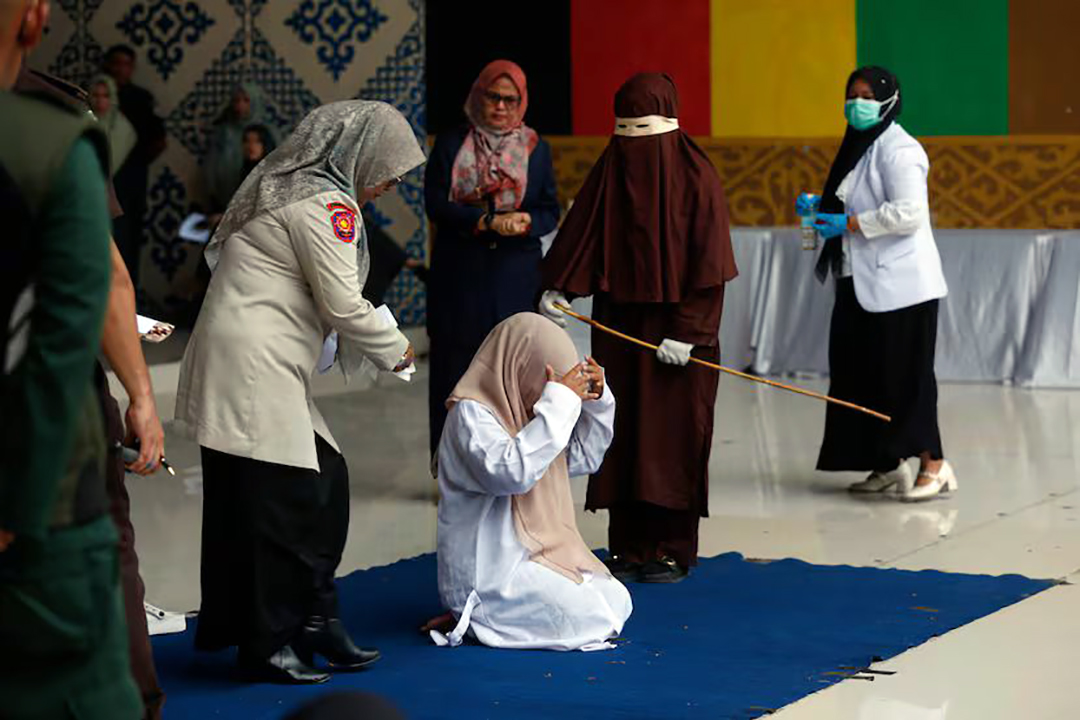 Condenan a 100 latigazos a mujer en Indonesia