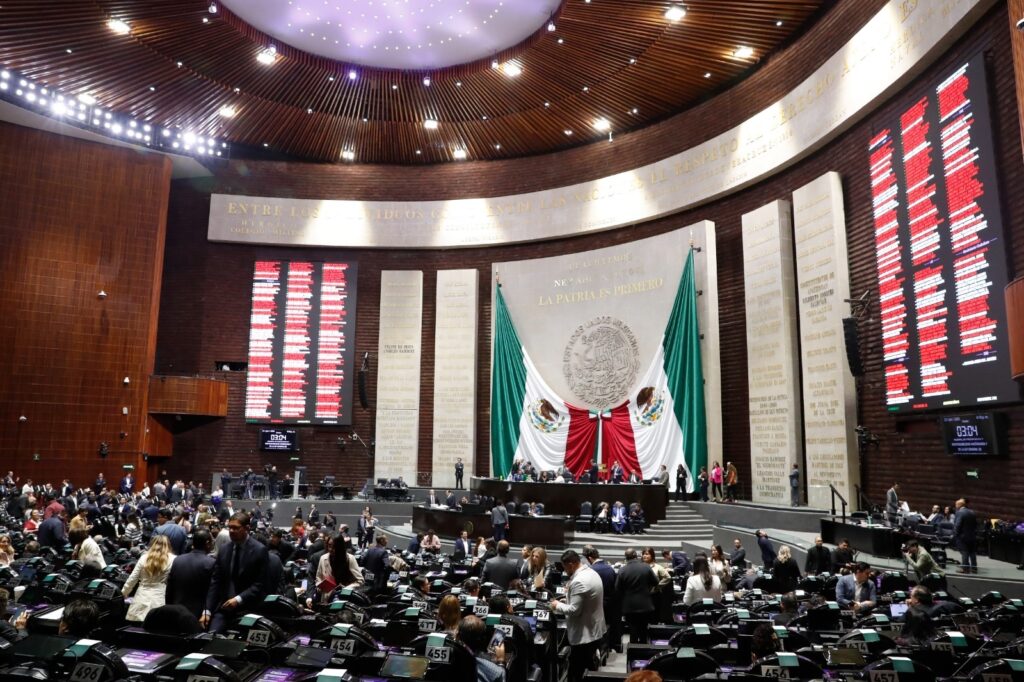 La Cámara de Diputados aprobó en sesión extraordinaria la desaparición del Coneval, cuyas funciones pasarán al INEGI, con 353 votos a favor de Morena y aliados, mientras la oposición advierte riesgos en la evaluación de la pobreza.