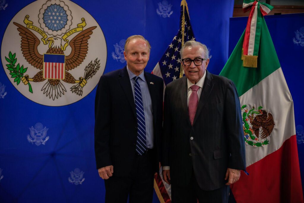 Gobernador de Sinaloa asiste a conmemoración de Independencia de EUA, destaca inversiones estadounidenses y fortalecimiento de relaciones bilaterales.