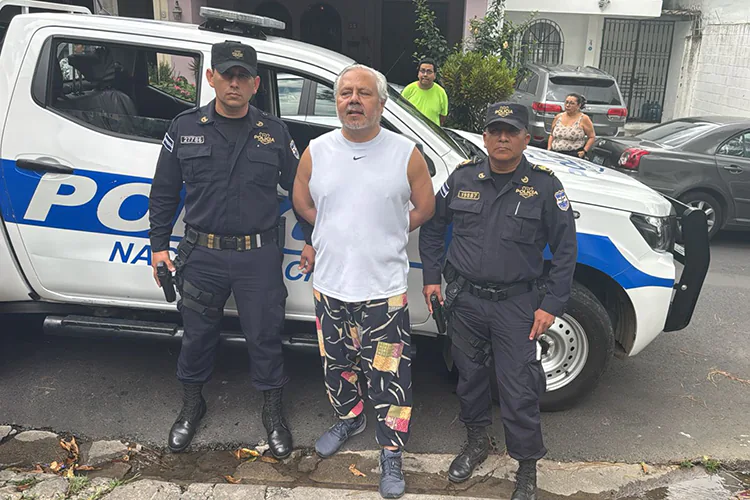 Abogado crítico de Bukele es arrestado por lavado de dinero, en El Salvador