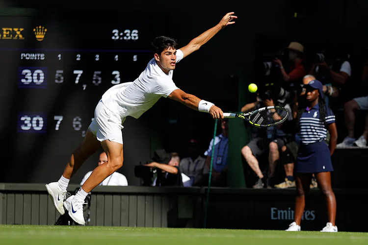 Carlos Alcaraz sobrevive a intenso debut en Wimbledon ante Fabio Fognini