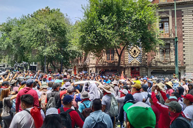 Intento de portazo en Segob desata trifulca entre CNTE y presuntos miembros de Ceteg