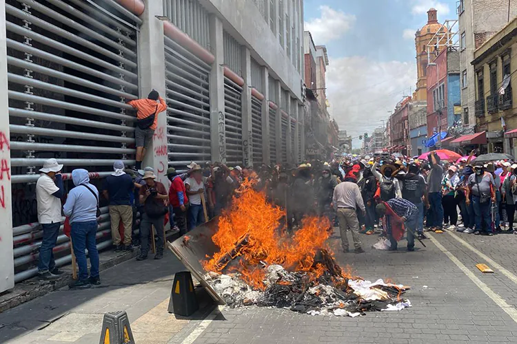 Peligro en CDMX: Maestros de la CNTE irrumpen e incendian edificio del SNTE
