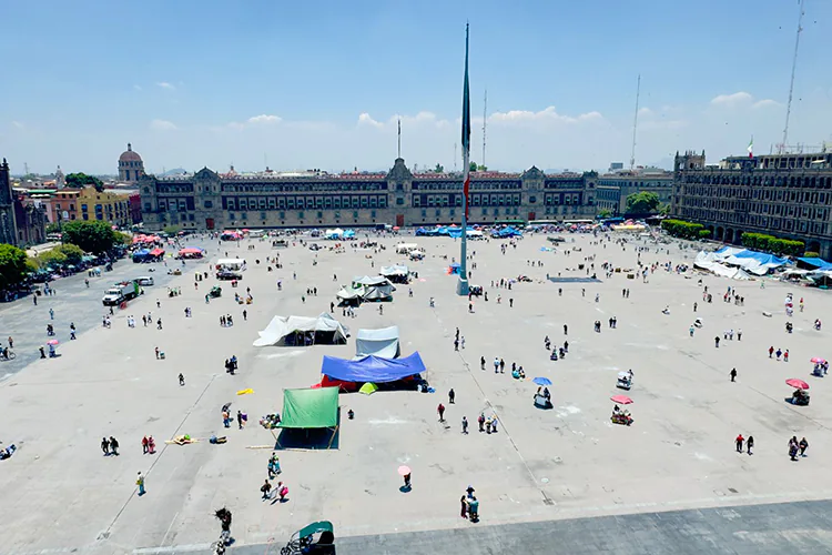 CNTE levanta campamento en Zócalo tras 24 días de paro nacional magisterial