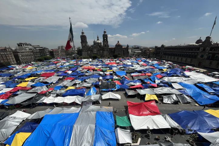 Maestros de la CNTE mantienen plantón en el Zócalo de CDMX
