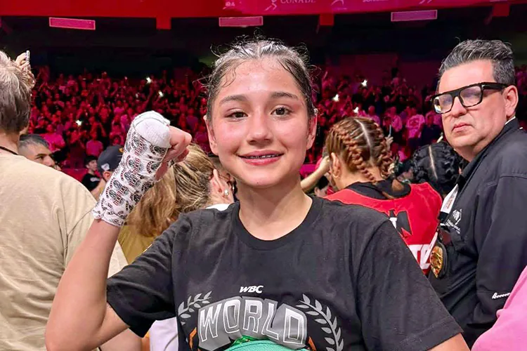 Camila Zamorano, la campeona más joven del mundo, regala cinturón del título a su padre