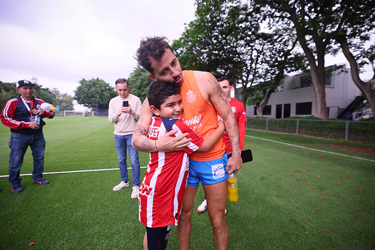 El pequeño Hernán cumple su sueño con Chivas en su cumpleaños