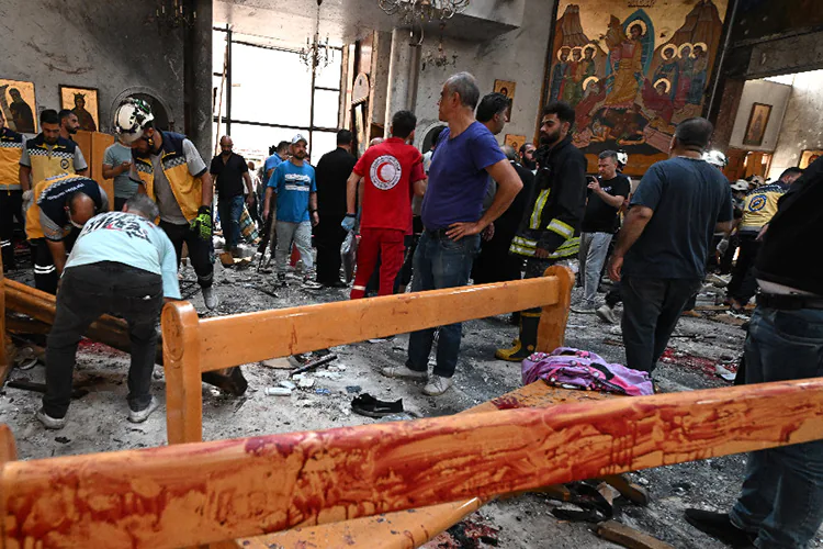 Atentado suicida del Estado Islámico en iglesia de Damasco, Siria, ha dejado hasta ahora 22 muertos y 63 heridos.