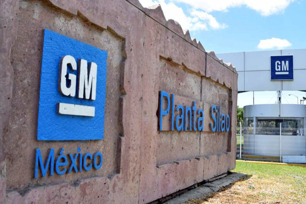 General Motors (GM) confirmó este martes que trasladará la producción de las SUV Chevrolet Blazer y Chevrolet Equinox de sus complejos de Ramos Arizpe (Coahuila) y San Luis Potosí a tres plantas de Estados Unidos a partir de 2027. La automotriz anunció una inversión de 4 000 millones de dólares para modernizar Orion (Michigan), Fairfax (Kansas) y Spring Hill (Tennessee), elevando su capacidad instalada en el país a 2 millones de vehículos anuales. En Orion, GM fabricará pick-ups de gasolina de varios tamaños, mientras la factoría Detroit-Hamtramck (Factory ZERO) se concentrará en las versiones eléctricas Silverado EV y Sierra EV, además de los SUV Escalade IQ y Hummer EV. Fairfax asumirá la producción de Equinox a mediados de 2027 junto al compacto eléctrico Bolt EV, y Spring Hill agregará la Blazer a la línea que hoy monta el Cadillac Lyriq. La estrategia «Build Where We Sell», subrayó la consejera delegada Mary Barra, prueba “nuestro compromiso con los empleos estadounidenses”. El presidente Mark Reuss añadió que la decisión “va más allá de la inversión; se trata del orgullo de nuestros trabajadores”. La reubicación también limita la exposición a los aranceles del 25 % que la administración Donald Trump impuso a los vehículos importados. Para México, la salida de ambos modelos implicará ajustes de plantilla y una posible reconfiguración de operaciones. Analistas anticipan que los complejos podrían recibir programas de motores, baterías o vehículos eléctricos, aprovechando oportunidades del T-MEC y la tendencia de relocalización industrial en Norteamérica. La noticia llega mientras la industria automotriz redefine sus cadenas de suministro ante la transición energética, la presión geopolítica y los incentivos fiscales de Estados Unidos, dibujando un mapa productivo cada vez más regionalizado.