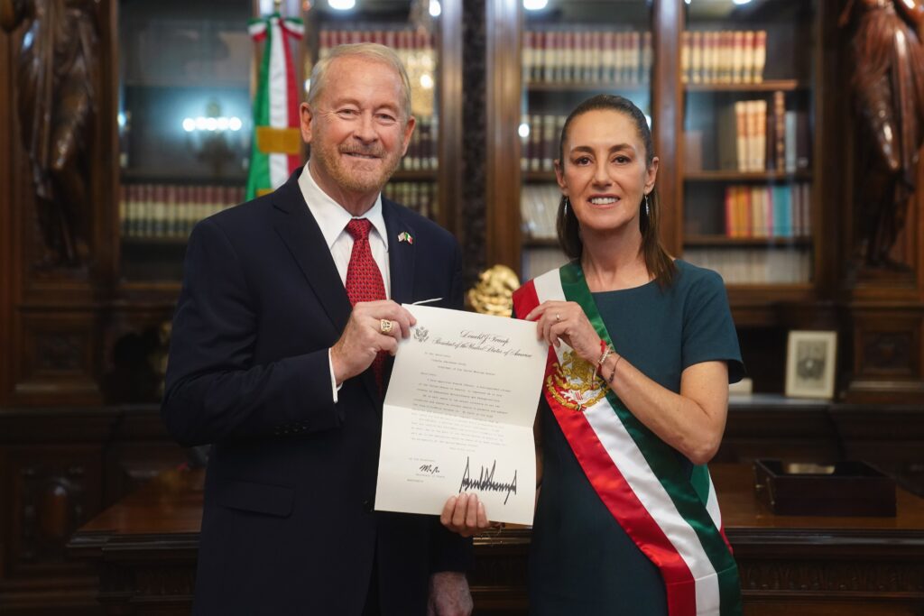 <blockquote class="twitter-tweet"><p lang="es" dir="ltr">En el despacho presidencial también saludamos al embajador de los Estados Unidos de América, Ronald Johnson. <a href="https://t.co/5GrImduoBM">pic.twitter.com/5GrImduoBM</a></p>— Claudia Sheinbaum Pardo (@Claudiashein) <a href="https://twitter.com/Claudiashein/status/1924562934849491028?ref_src=twsrc%5Etfw">May 19, 2025</a></blockquote> <script async src="https://platform.twitter.com/widgets.js" charset="utf-8"></script>