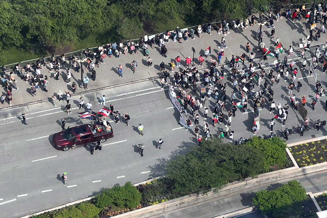 Manifestantes exigen fin a redadas migratorias