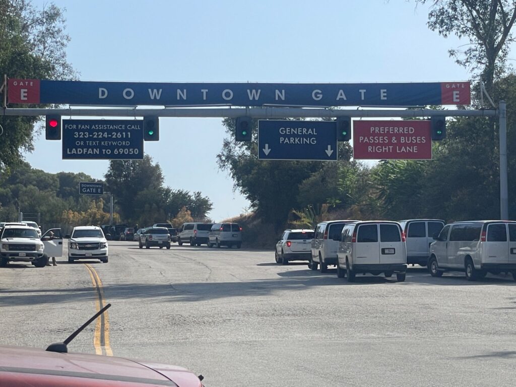 Los Dodgers negaron el ingreso de agentes del ICE al estadio esta mañana; DHS y CBP desmienten operativo, mientras crece la presión para que el equipo apoye a migrantes.