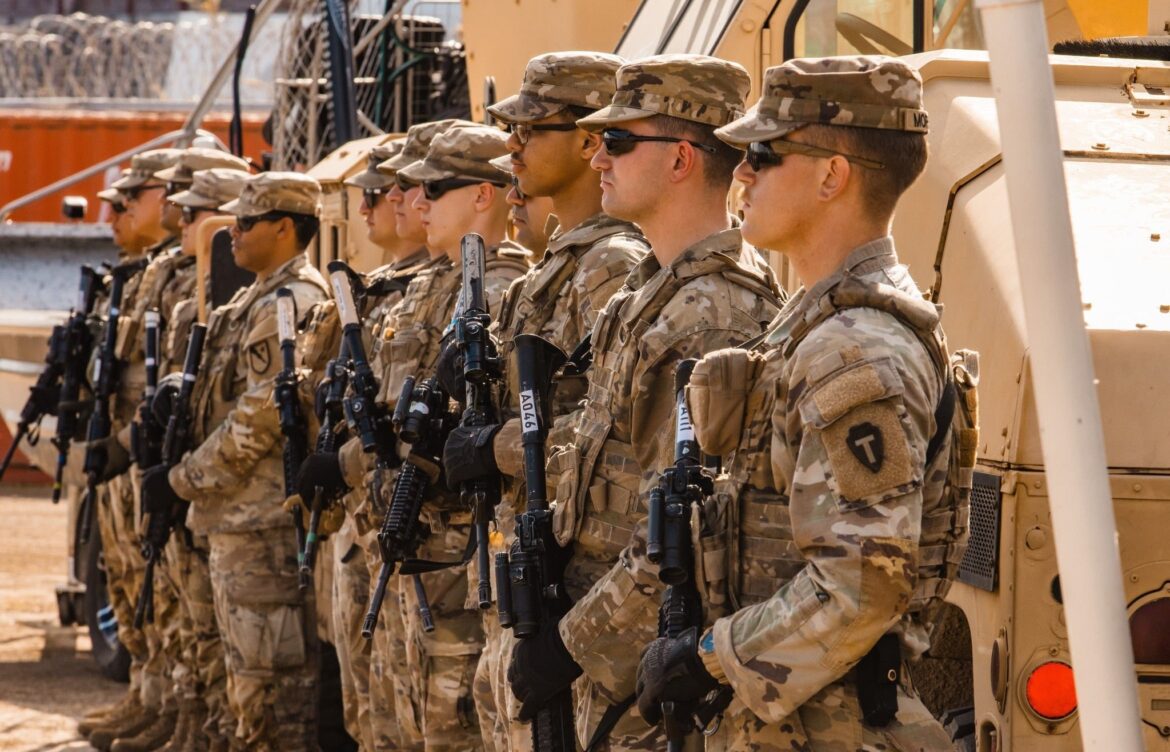 Texas despliega Guardia Nacional por protestas antiinmigrantes