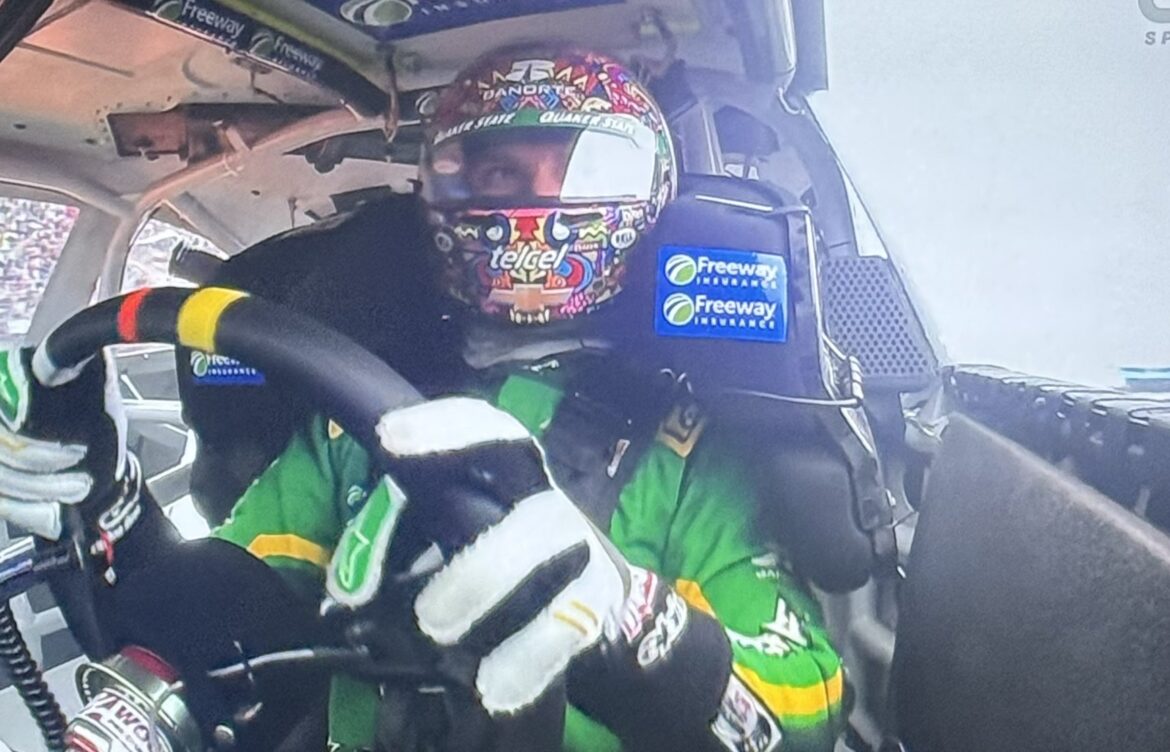 Daniel Suárez gana en CDMX tras salir último en Xfinity Series