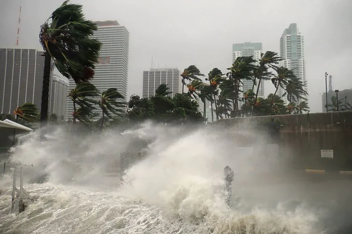 Erick ya es huracán categoría 1; traerá lluvias de muy fuertes a torrenciales a 14 estados