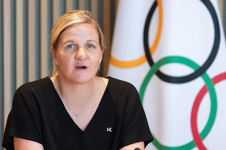 Kirsty Coventry anuncia política del COI que excluye a atletas trans de categoría femenina
