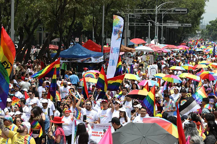 Marcha del Orgullo LGBT 2025 recorre calles de la CDMX: Lo que debes saber