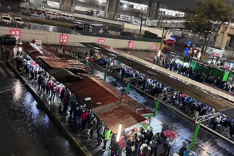 Graves inundaciones paralizan Línea A del Metro CDMX entre Pantitlán y La Paz