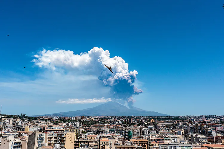El monte Etna, en Italia, hace erupción con imponente nube de ceniza