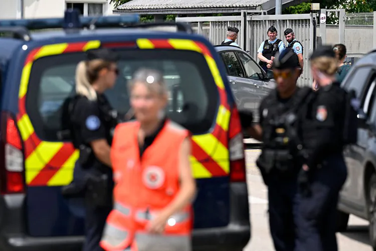 Francia: Alumno de 14 años apuñala a asistente escolar; Macron condena el asesinato