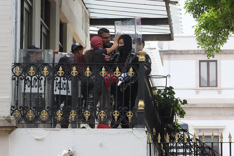Feministas irrumpen en Segob: Exigen justicia por Holy Yash, víctima de violación