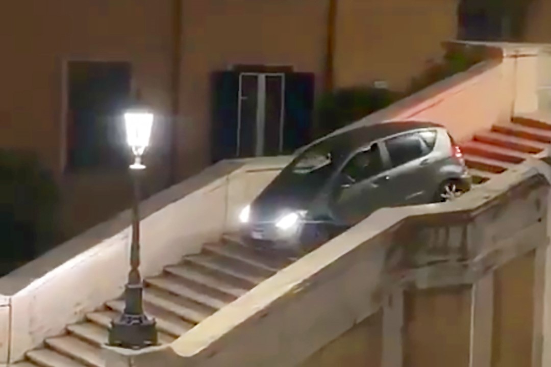 Conductor sube escalinata de la Plaza de España