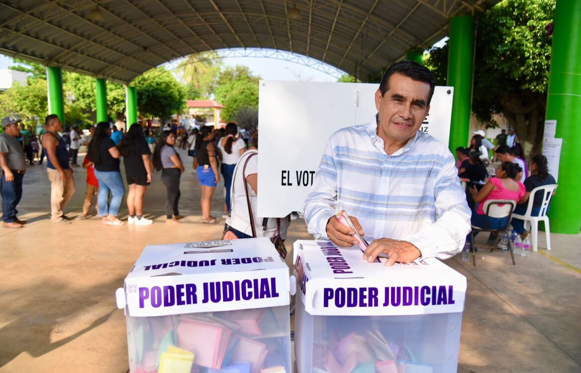 Esteban Bautista vota y alza la voz