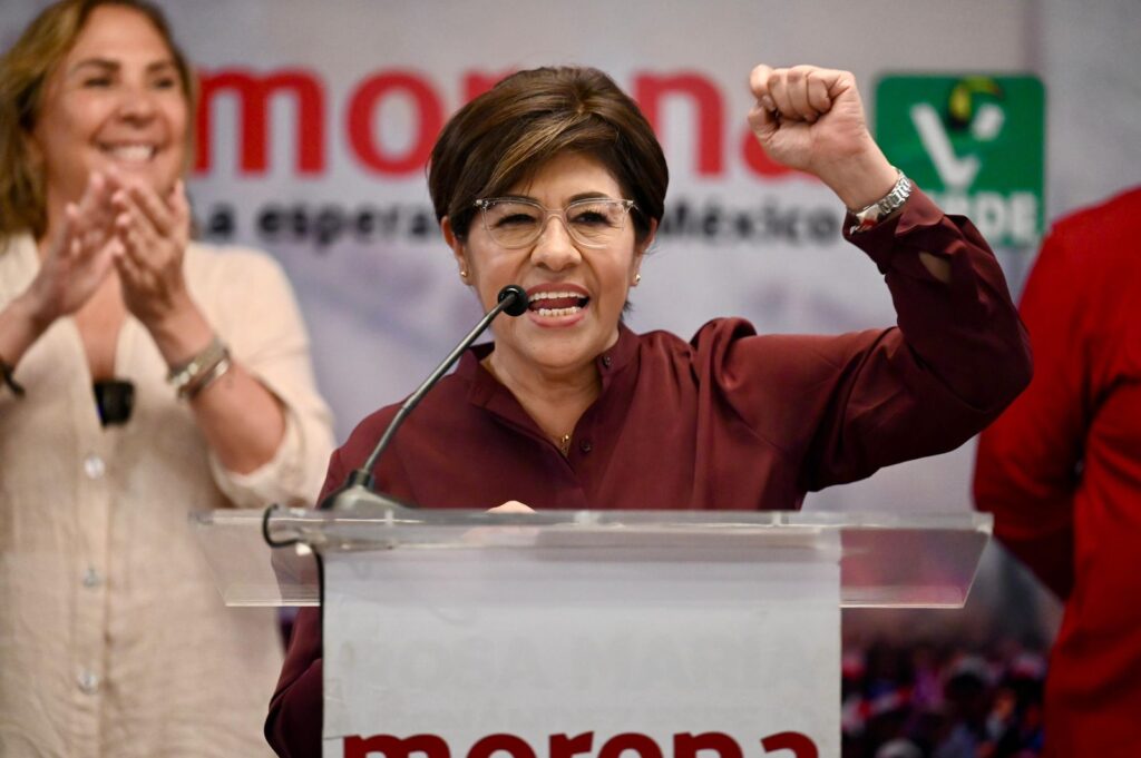 De acuerdo a las encuestas de salida, la candidata de Morena-PVEM a la alcaldía de Veracruz obtuvo 49 por ciento de la votación, contra 24 de su más cercana competidora Veracruz: “Hoy la Cuarta Transformación aterriza en el puerto de Veracruz”, sostuvo Rosa María Hernández Espejo -candidata de Morena-Verde- al resultar ganadora 2 a 1 de la elección municipal, convirtiéndose en la primera alcaldesa de izquierda del municipio más importante de la entidad veracruzana. En conferencia de prensa, acompañada de la dirigencia nacional de Morena, la abanderada morenista manifestó: “Estamos haciendo historia una vez más. Hoy la Cuarta Transformación aterriza en Veracruz”, expresó visiblemente emocionada. Agregó: “Este triunfo no es mío, es del pueblo de Veracruz, que decidió recuperar su ciudad. Vamos a cumplir todos nuestros compromisos con amor, con alegría y con mucha responsabilidad”. Precisó que las encuestas de salida marcan una diferencia de 25 puntos a su favor. En el encuentro con medios de comunicación participaron también: Bertha Ahued Malpica, virtual ganadora de la alcaldía en Boca del Río; Camila Martínez Gutiérrez, secretaria de Comunicación del CEN de Morena; Aarón Enríquez García, secretario Nacional de Jóvenes de Morena; así como la diputada federal Soraya Villaseñor Palacios y la diputada local Maddie Uscanga Hernández. Durante su mensaje, Camila Martínez destacó que, de acuerdo con los datos preliminares, la coalición Morena–PVEM habría ganado cerca de 140 municipios en el estado. “Veracruz puerto y Boca del Río son hoy ejemplo de que la gente confía en el proyecto de transformación. Amor con amor se paga”, expresó. Finalmente, Rosa María reiteró su agradecimiento al pueblo veracruzano, a su equipo de campaña y a quienes caminaron con ella cada día.