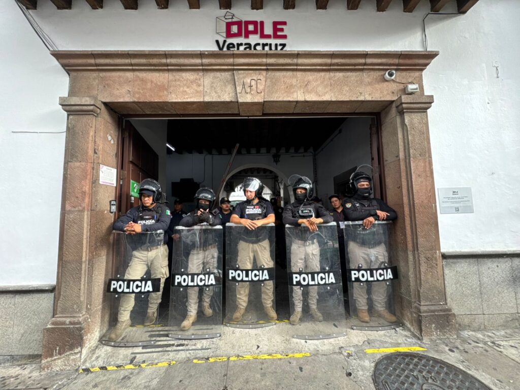 Habitantes de Tuxtilla protestan frente al OPLE-Veracruz por irregularidades en el recuento de votos. Guardia Nacional y policías resguardan el lugar. Temen llegada de más manifestantes.