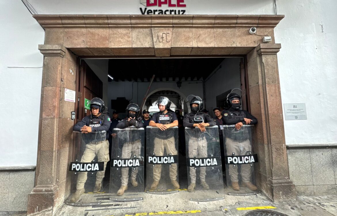 Protestas y resguardo policial en el OPLE Veracruz