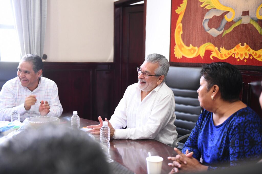 La CROC Estatal reconoció al alcalde Alberto Islas Reyes por su cercanía con la ciudadanía y los avances en obras de pavimentación integral en Xalapa, este junio de 2025.
