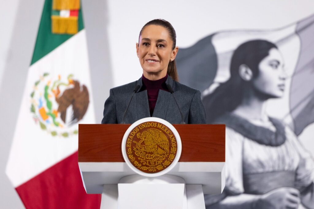 La Presidenta Claudia Sheinbaum Pardo informó que el huracán Erick categoría 3 tocó tierra, entre las 5:00 y 6:00 horas, de este jueves en el municipio de Santiago Pinotepa Nacional, Oaxaca, y el cual disminuirá a categoría 1, por lo que pidió a la población de las costas de Oaxaca y Guerrero a seguir con cautela y mantenerse informados, también agradeció por atender los llamados de las autoridades para resguardarse en sus casas y en albergues temporales, además de que en un par de horas se tendrá un informe más completo de los efectos del fenómeno meteorológico. “Agradecer a la población porque respondió muy bien a todos los llamados de las autoridades para que pudieran resguardarse en sus casas. A toda la población, hay que seguir atendiendo la información oficial y también seguir con cautela, dado que, como bien lo dijo el almirante (Raymundo Pedro Morales Ángeles, secretario de Marina) entra con categoría 3, va a disminuir a categoría 1 dado a que ya entró a tierra, pero de todas maneras significa fuertes vientos y lluvias que van en dirección hacia la sierra en Guerrero e incluso hasta Michoacán”, puntualizó en la conferencia matutina: “Las mañaneras del pueblo”. Asimismo agradeció a las secretarías de Defensa Nacional y de Marina, a la Coordinación Nacional de Protección Civil (CNPC), a los gobernadores de Guerrero y Oaxaca por atender la emergencia desde su comienzo, así como a los medios de comunicación por la difusión de la información. “No crean que cualquier país tiene un Plan DN-III-E o un Plan Marina (...) Tienen una gran virtud estos planes, normalmente por ser instituciones verticales cualquier elemento de la Marina o la Defensa espera órdenes superiores para poder entrar en cualquier actividad, en el caso del Plan DN-III-E o Plan Marina ellos tienen sus propios protocolos y no necesitan de una orden superior para poder entrar a apoyar a la población, y desde el momento que viene un alertamiento tienen todos los protocolos. Es algo extraordinario que tiene México de sus Fuerzas Armadas y lo que le ha dado un reconocimiento del pueblo de México a las Fuerzas Armadas”, agregó. El secretario de Marina, almirante Raymundo Pedro Morales Ángeles, informó que en este momento el huracán se encuentra próximo a Punta Maldonado en los límites entre Oaxaca y Guerrero, continuando su trayecto hacia Michoacán, por ello, reiteró el llamado a no confiarse sobre todo en las poblaciones costeras y al interior de las Sierras de Guerrero y Michoacán ante probables inundaciones o desprendimientos de tierra de los cerros. A través de un enlace a “La mañanera”, en compañía de la gobernadora de Guerrero, Evelyn Salgado Pinera, la coordinadora Nacional de Protección Civil, Laura Velázquez Alzúa, informó que se han desplegado 21 mil 508 elementos de la Defensa, de los cuales 9 mil 632 se encuentra en Oaxaca y 11 mil 876 en Guerrero; de la Marina hay 9 mil 71 elementos, de ellos 6 mil 418 en Oaxaca y 2 mil 653 en Guerrero, además de que hay presencia de servidores públicos de la Secretaría de Infraestructura, Comunicaciones y Transportes (SICT), de la Comisión Federal de Electricidad (CFE) y la Comisión Nacional del Agua (Conagua). Reportó que, como parte de los efectos preliminares del huracán, al momento no hay daños humanos, hay 100 personas en los refugios, se tiene afectaciones en 14 municipios de Oaxaca por lluvias y vientos, nueve derrumbes carreteros, el Hospital del IMSS en Huatulco presenta ingreso de agua, se tienen también automóviles arados, árboles y postes caídos, aumento del nivel del mar, encharcamientos, arrastre de embarcaciones y cortes al suministro eléctrico.