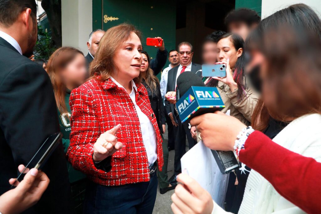 La gobernadora Rocío Nahle García se reunió este martes con alumnos del Colegio Preparatorio de Xalapa, tras la separación temporal de su director. Garantizó seguridad jurídica y educación sin interferencias políticas.