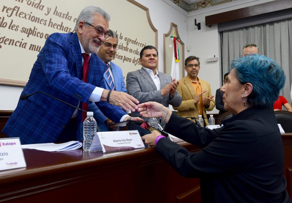 Gladys Villegas Morales es un referente de la cultura xalapeña cuyo legado comprende una trayectoria de más de 30 años en la lucha feminista, la docencia y el arte, afirmó el alcalde Alberto Islas Reyes, durante Sesión Solemne de Cabildo en la que se entregó la Medalla al Mérito Artístico “Juan Herrera Vázquez, ‘Juanote’”, a la doctora en Bellas Artes.