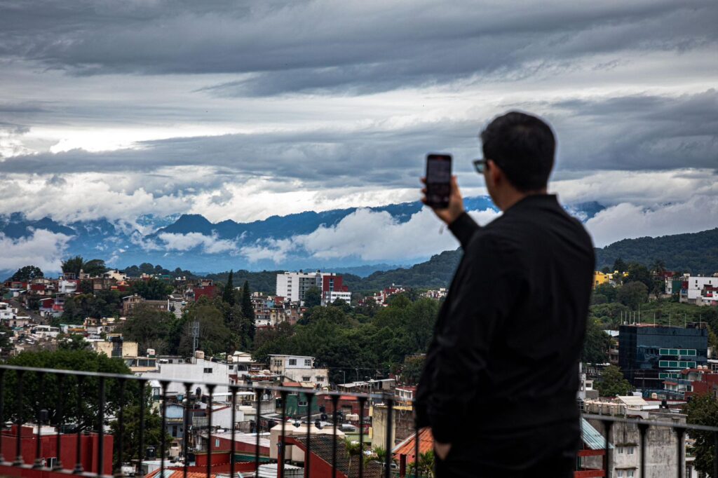 ⚠️ ¡Atención Xalapa! ⛈️A partir del domingo, aumentará el potencial de lluvias 🌧️ en la región por el acercamiento del disturbio tropical 95E y la onda tropical 6.Números de contacto:📞 228 840 4220.📞 228 890 0794.https://t.co/EyUKHT8Nol#ProtecciónCivilXalapa pic.twitter.com/rzESfn5tQn— Ayuntamiento de Xalapa (@AytoXalapa) June 27, 2025