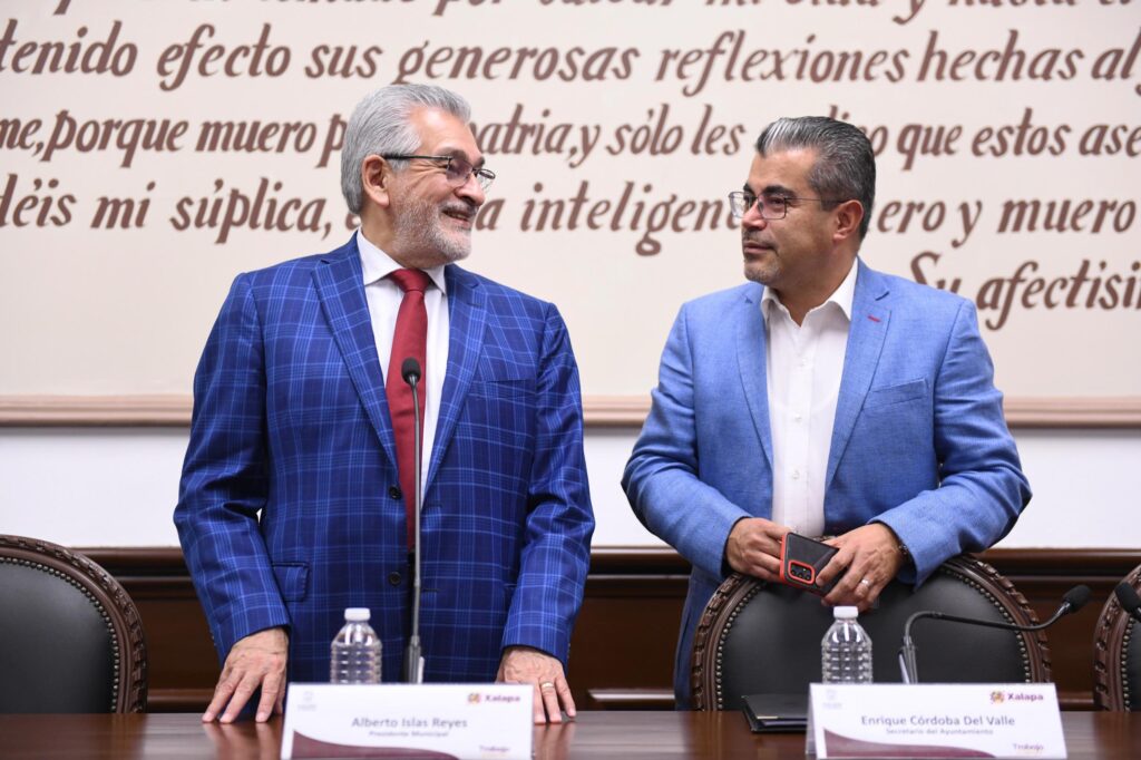 Xalapa, Ver.- Modificaciones presupuestales al Programa General de Inversión (PGI) de Obras y Acciones del Fondo Recursos Fiscales 2025, autorizaron los integrantes del Cabildo, en Sesión Ordinaria celebrada este viernes. Asimismo, se aprobaron las actas de las sesiones Ordinaria de Cabildo del 13 de junio y Extraordinaria del 24 de junio, ambas del presente año. En Asuntos Generales, se avalaron modificaciones presupuestales al PGI del Fondo de Aportaciones para el Fortalecimiento de los Municipios y de las Demarcaciones Territoriales del Distrito Federal (Fortamun-DF) 2025. Además, se autorizaron los Manuales Específicos de Organización y Procedimientos de la Tesorería Municipal.