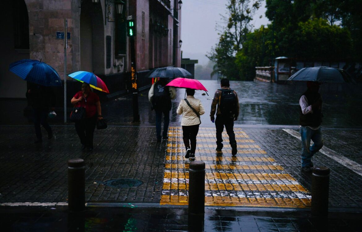 Se mantiene potencial de lluvias durante todo el día