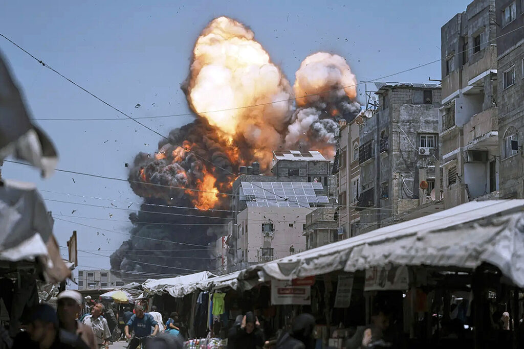 🚨BREAKING: Israeli forces opened fire on thousands of starving Palestinians on their way to receive aid from the U.S. distribution center in the Netzarim Corridor, central Gaza. In western Rafah, southern Gaza, over 40 people were killed and at least 150 injured in the other… pic.twitter.com/5kJ2zASOm2— Gaza Notifications (@gazanotice) June 1, 2025